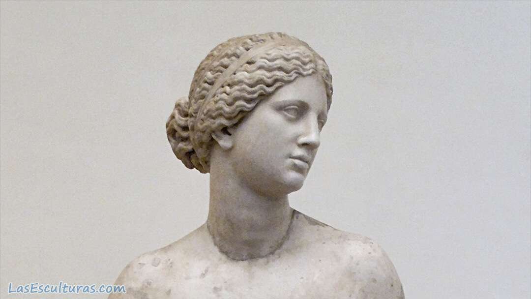 Detalles fascinantes de la escultura de Afrodita saliendo del baño