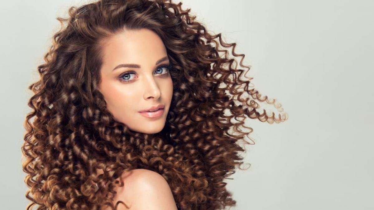 Secretos de belleza y cuidado del cabello de chicas con pelo rizado