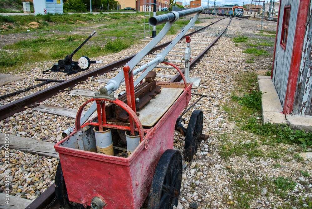 Curiosidades sobre las carretillas que circulan por las vías del tren