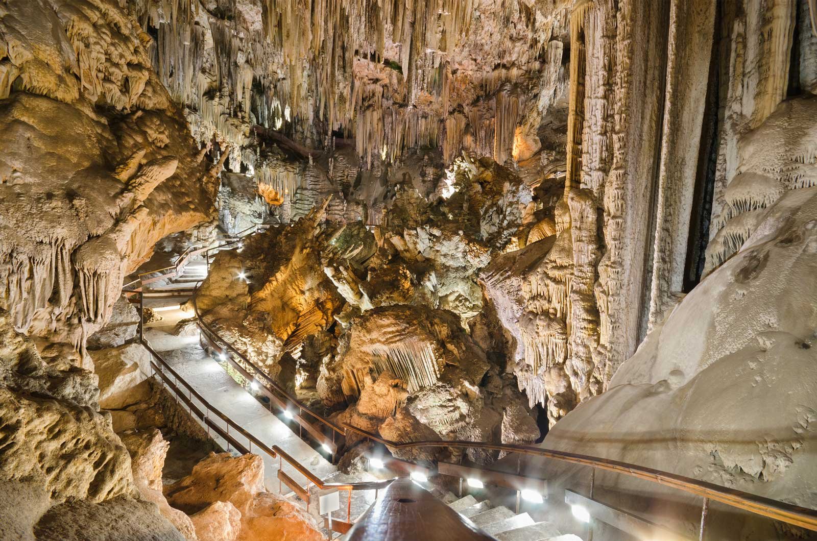 Secretos impresionantes de las cuevas de Nerja