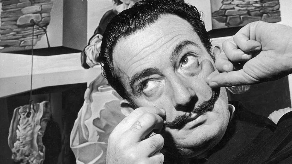 Las fascinantes curiosidades de Dalí pintando con su icónico bigote