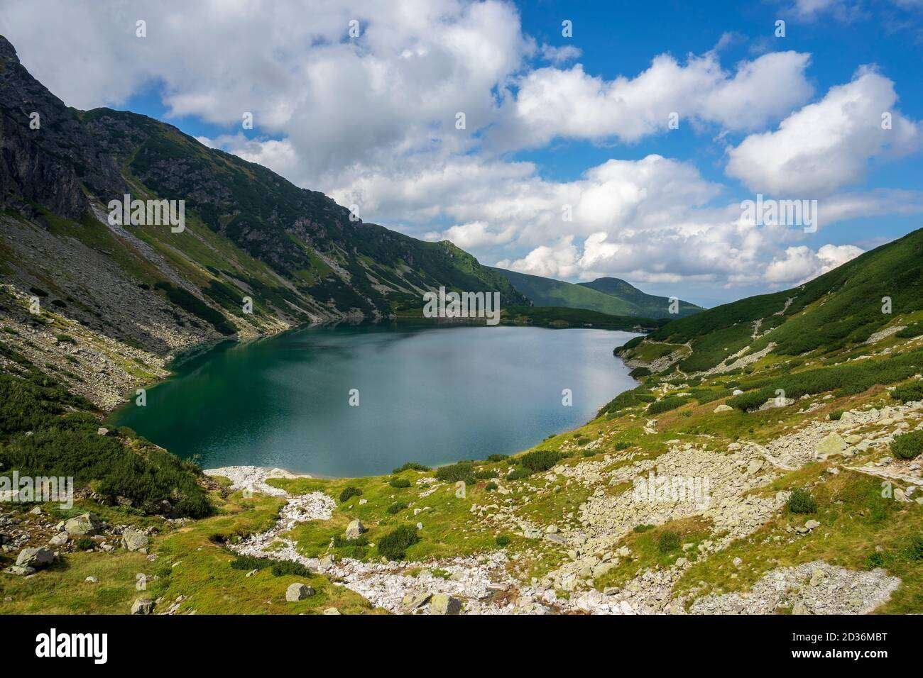 Curiosidades del estanque negro en el Parque Nacional Tatra