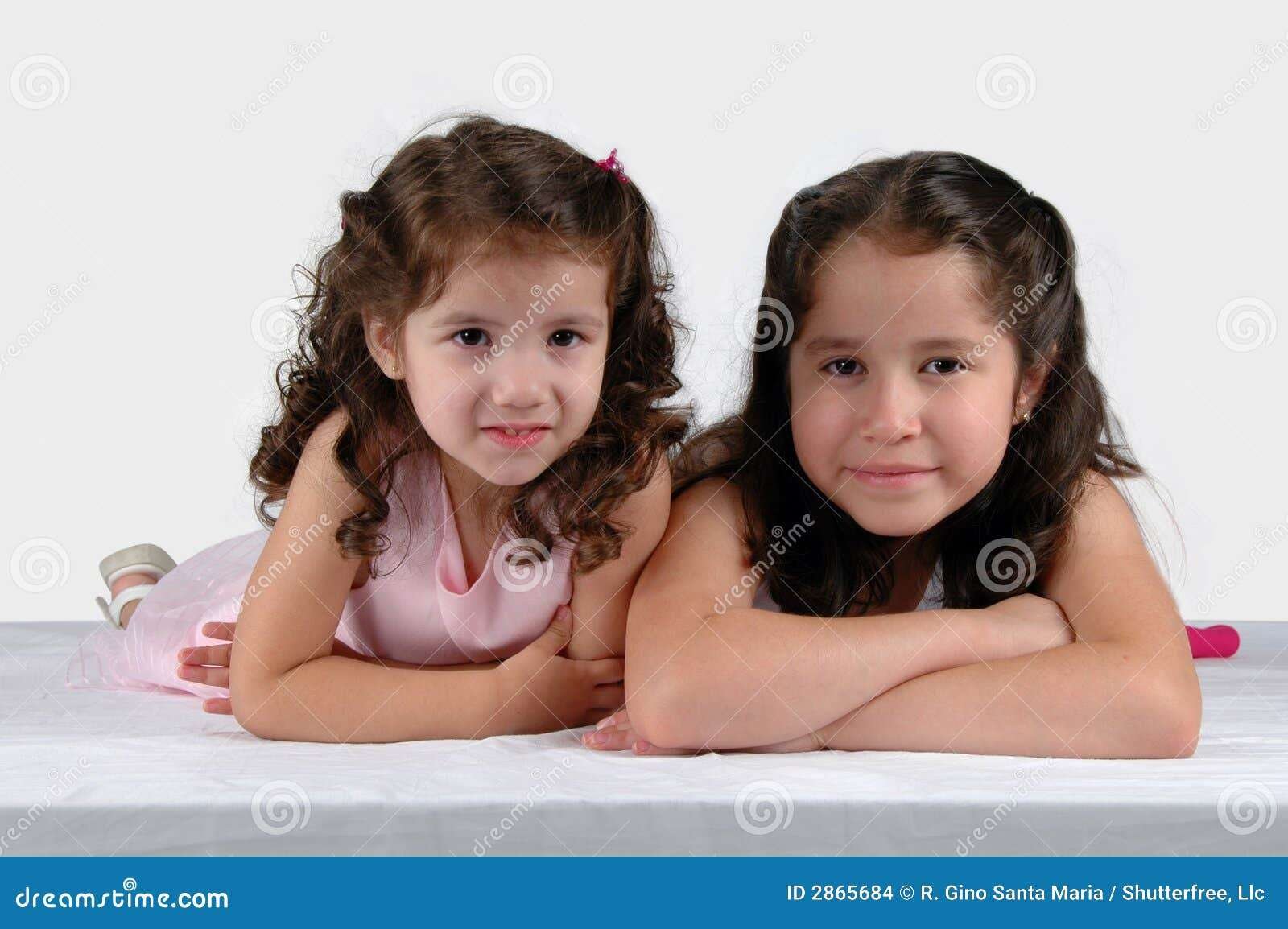 Hermanas posan juntas en 40 fotos a lo largo de 40 años