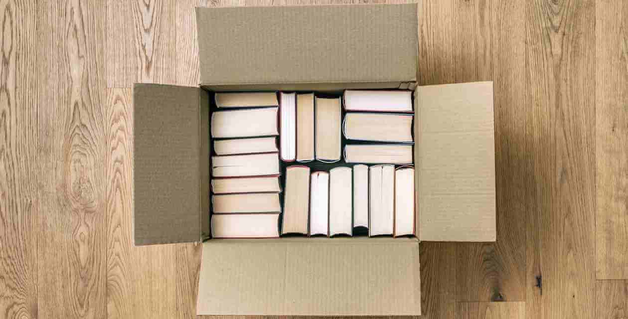 Cajas de libros y curiosidades: la combinación perfecta para enamorar