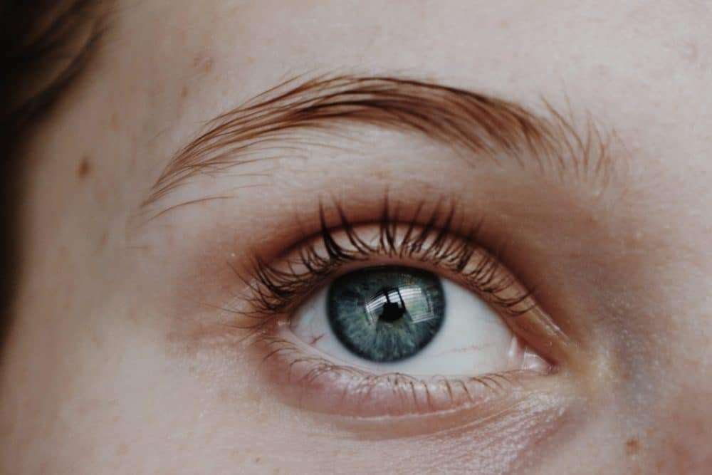 Puntitos negros en los ojos: ¿qué son y por qué aparecen?
