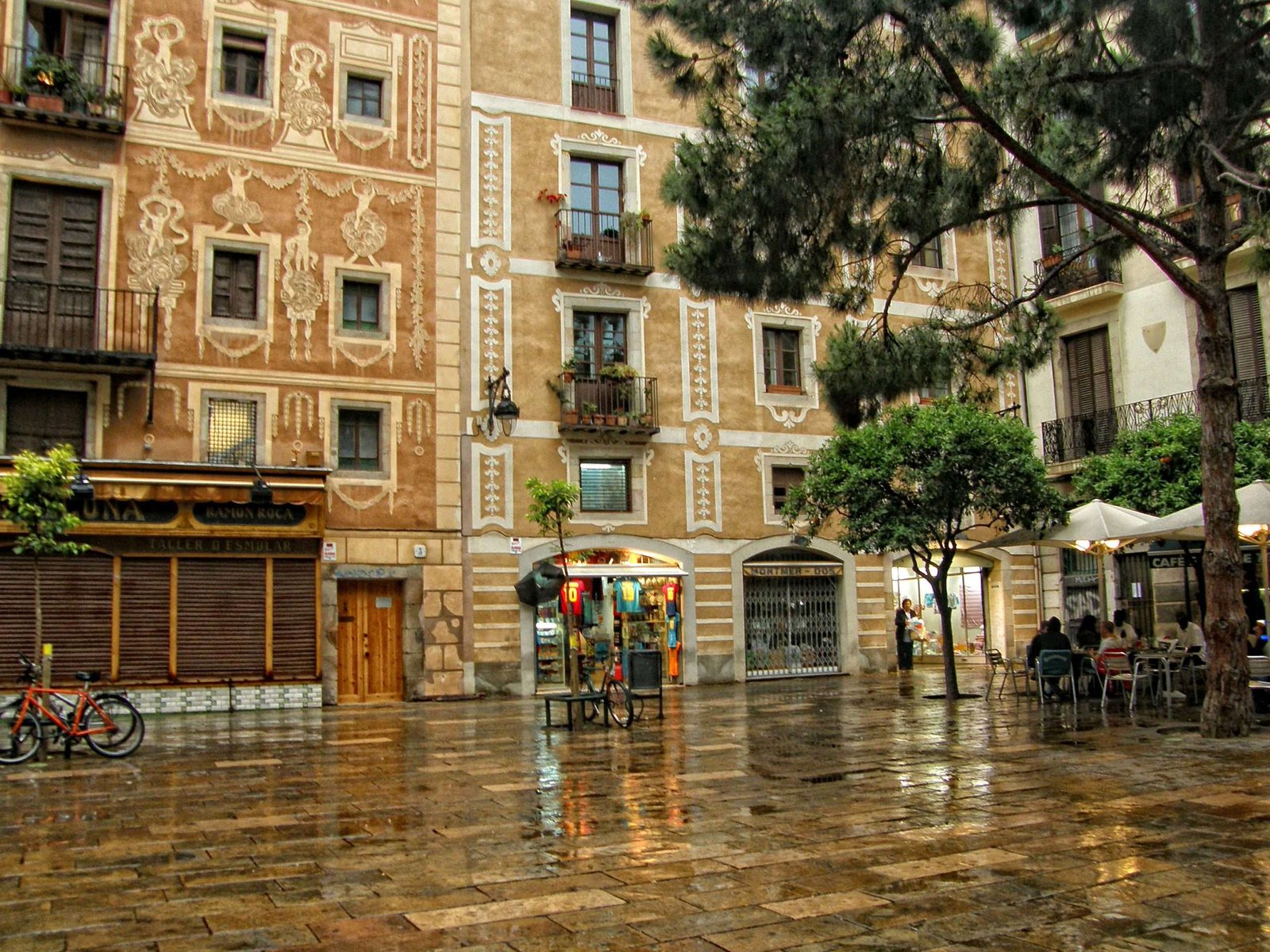 Descubre las curiosidades de la Plaza del Pi en Barcelona