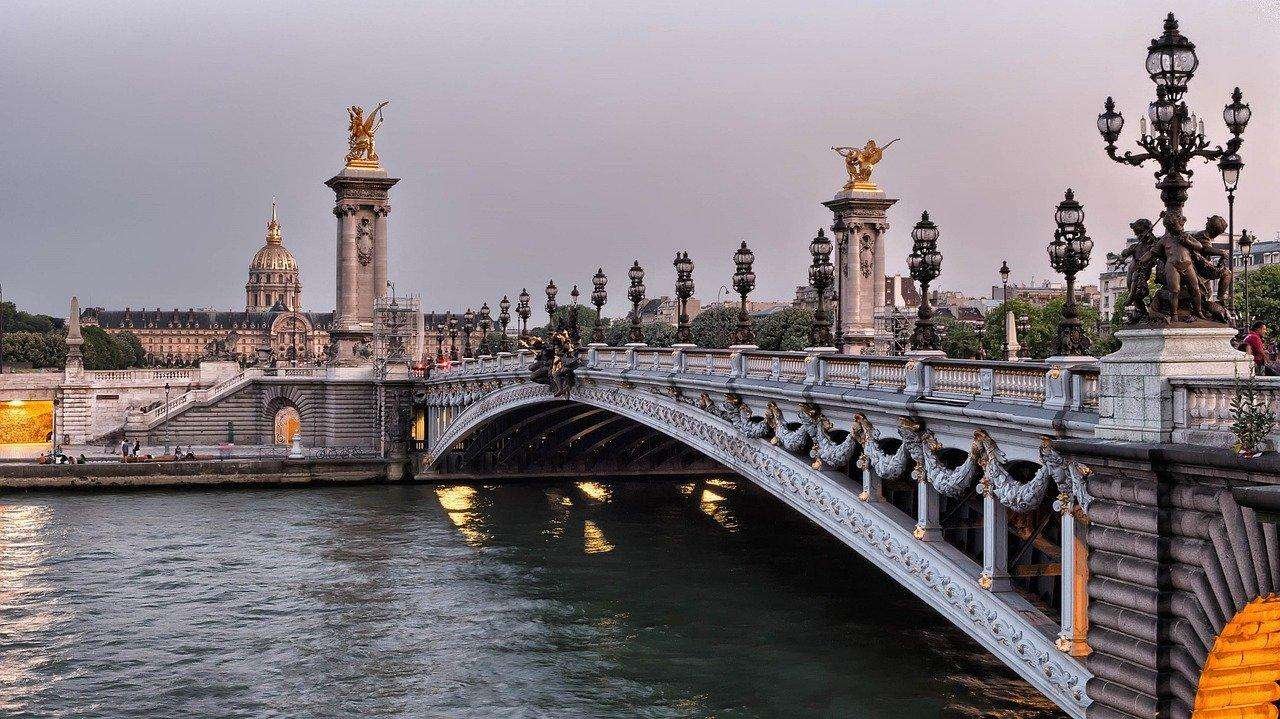 Curiosidades del Puente Alejandro III en París