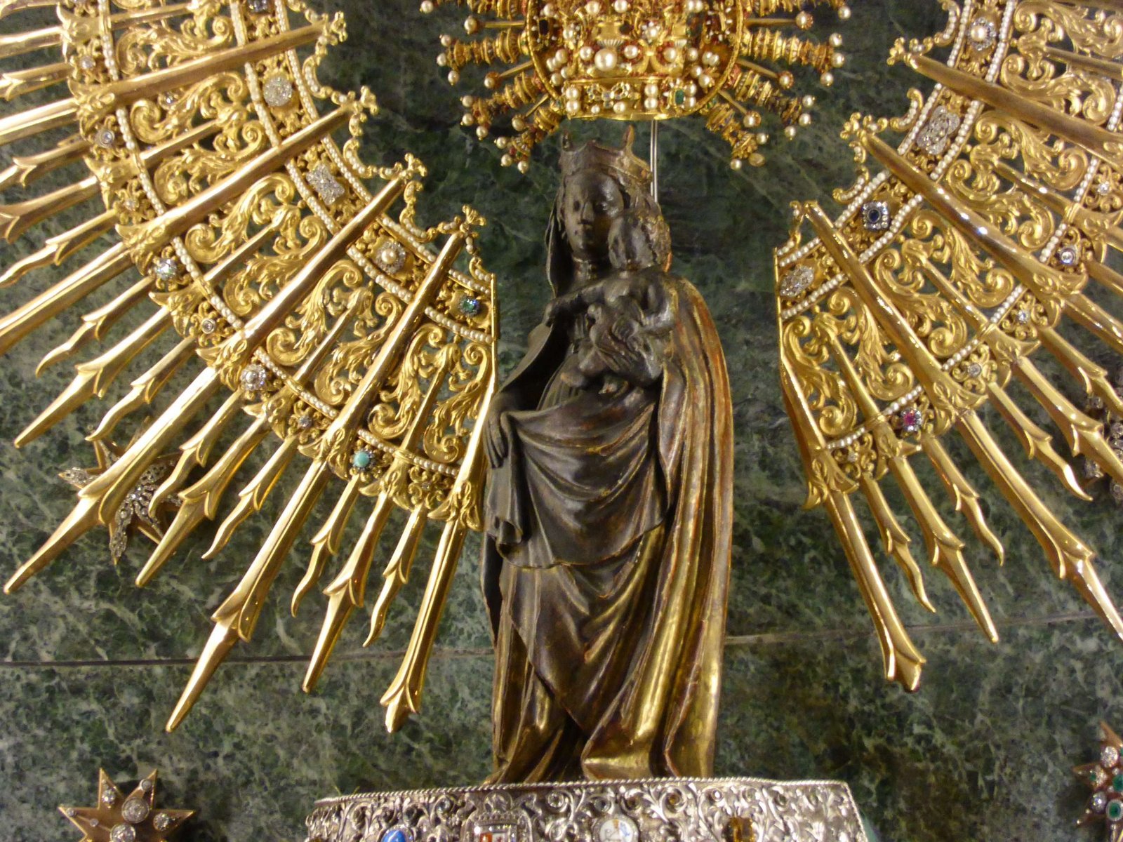 10 curiosidades fascinantes de la Virgen del Pilar de Zaragoza